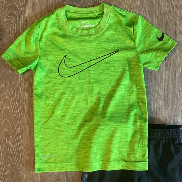 Nike toddler boy short sleeve/ short matching set - Picture 2 of 5